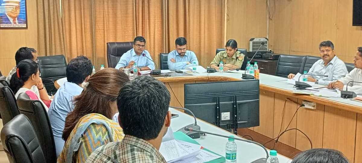 सड़क दुर्घटनाओं को कम करने के लिए जिलाधिकारी ने की बैठक